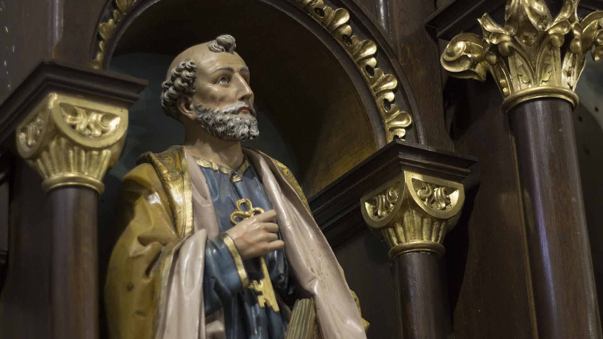 fotka svätého človeka za oltárom v námestovskom kostole