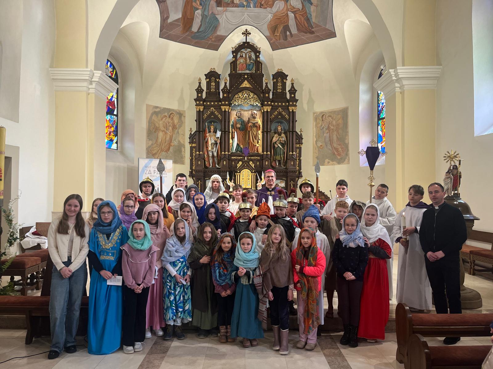 Pán biskup prekvapil deti na krížovej ceste